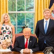 Donald Trump tillsammans med Nick Ayers med familj.
