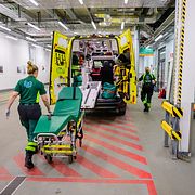 Ambulanssjuksköterskor på väg ut i ambulans.