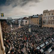 Människor på Stortorget i Örebro.