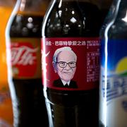 Investeraren Warren Buffett på en Cola-flaska i Kina.