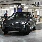 Ebba Busch, (KD) energi- och näringsminister, och Håkan Samuelsson, VD och koncernchef Volvo Cars, när Volvo presenterade sin nya modell EX60 i april.