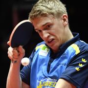 Anton Källberg, Sverige, i sin match mot Dimitrij Ovtcharov, Tyskland i grupp A-matchen Sverige-Tyskland under lag-VM i bordtennis i Halmstad Arena.