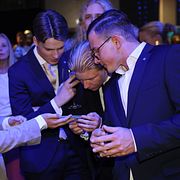 Deltagare på KD:s valvaka följer rösträkningen.