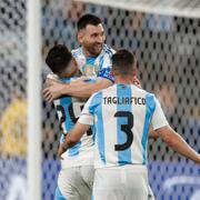 Argentinas Lionel Messi firar sitt mål.