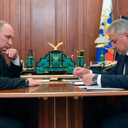 Rysslands president med försvarsminister Sergej Shoigu.