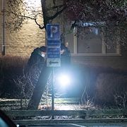 Polisens kriminaltekniker arbetar innanför de stora avspärrningarna på Gamlegården i Kristianstad natten till fredagen.