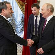 Vladimir Putin och iranske utrikesministern Abbas Araghchi.