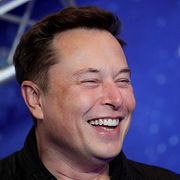 Elon Musk äger Space X.