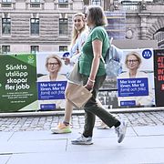 Valaffischer för Miljöpartiet, Moderaterna och Vänsterpartiet framför riksdagshuset i Stockholm inför riksdagsvalet 2026.
Illustrationsbild.