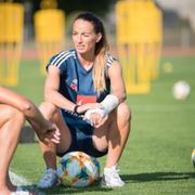 Kosovare Asllani nyopererad med bandage när svenska damfotbollslandslaget tränar på Gutavallen i Visby inför kommande EM-kvalmatch.