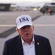 Trump vid Air Force One. 