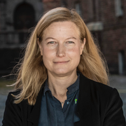 Katarina Luhr (MP) och trafik på Essingeleden i centrala Stockholm.