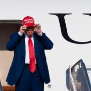 Donald Trump kliver av presidentplanet på söndagen. 