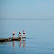 Personer på en brygga i Visby strax efter midsommar.