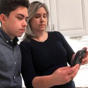 Grant Thompson och hans mamma Michele tittar i familjens kök i Tucson, Arizona.
