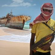 Piraten Hassan från Somalia, fotograferad vid ett taiwanesiskt fartyg som spolats upp på land efter ett piratangrepp 2012.