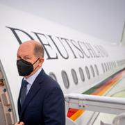 Förbundskanslern Olaf Scholz stiger på ett tyskt Airbusplan.