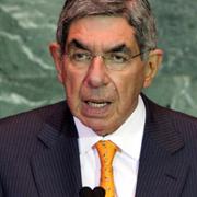 Oscar Arias Sánchez talar till FN. 