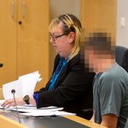 Försvarsadvokat Anne Alenius med sin klient i Södertörns tingsrätt i Huddinge.