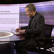 Romina Pourmokhtari och Anders Holmberg i SVT:s ”30 minuter”.