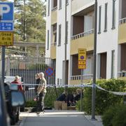 Polis undersöker platsen efter skottlossningen.