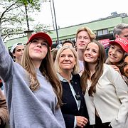 S-ledaren Magdalena Andersson med väljare, 12 september.