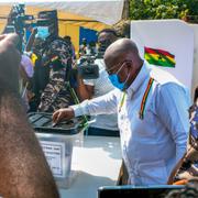 Ghanas president Nana Akufo-Addo lägger sin röst på valdagen. 