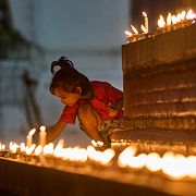 Flicka tänder ljus i Nepal, 7 september.