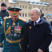 Befälhavaren Oleg Salyukov, tidigare försvarsministern Sergej Sjojgu och president Vladimir Putin i Moskva den 9 maj.