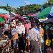 Människor vid en marknad i Myanmar.