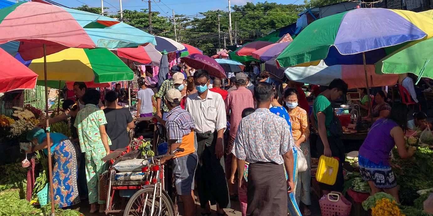 Människor vid en marknad i Myanmar.