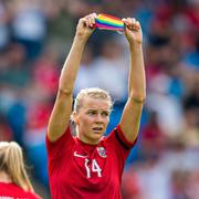 Norges Ada Hegerberg firar sitt mål med regnbågsarmband.