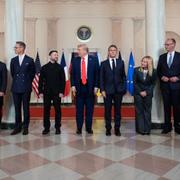Donald Trump och Volodymyr Zelenskyj fotograferas med ledarna för ”koalitionen av villiga”