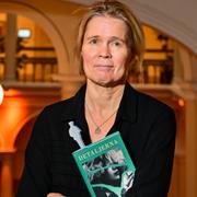 Ia Genberg med boken ”Detaljerna” .