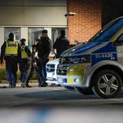 Polisen utanför gymmet där en man sköts ihjäl tidigare i veckan.