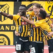 Alhassan Kamara och Viktor Lundberg (mitten) jublar efter 1–0.