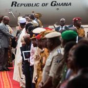 Ghanas president John Dramani Mahama anländer.