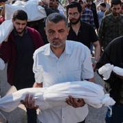 Palestinier bär sina döda anhöriga till en begravning i Gaza. 