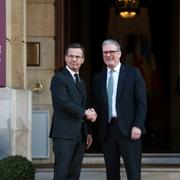 Storbritanniens Keir Starmer tar emot Ulf Kristersson i London. 