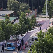 Polisen undersöker platsen för explosionen. 