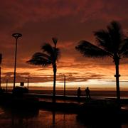 Strandpromenaden i Mazatlan när första stormvindarna når in.