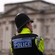En polis vid Buckingham Palace.