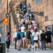 Turister på slottstrappan vid Mynttorget.