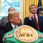 Sylvester Stallone närvarade när Donald Trump postumt benådade boxningsvärldsmästaren Jack Johnson.