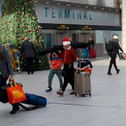 Julfirande resenärer på Gatwick.