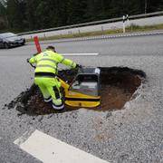 Ett stort hål på E4, denna gång utanför Krokek i närheten av Norrköping, 2015.