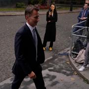 Storbritanniens nye finansminister Jeremy Hunt utanför 10 Downing Street på fredagen. 