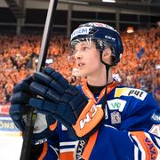 Elias Pettersson tackar publiken efter dagens match.