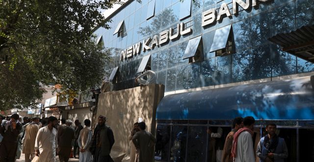 Timslånga köer till Kabuls banker i veckan. Rahmat Gul / TT NYHETSBYRÅN