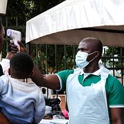 Vårdpersonal undersöker människor vid ett sjukhus i Ugandas huvudstad Kampala.